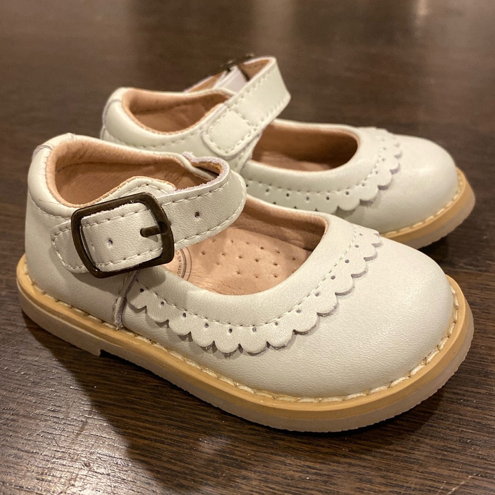 SweetHoney Girls Scalloped Mary Jane Shoes in offwhite / creamy white sz3